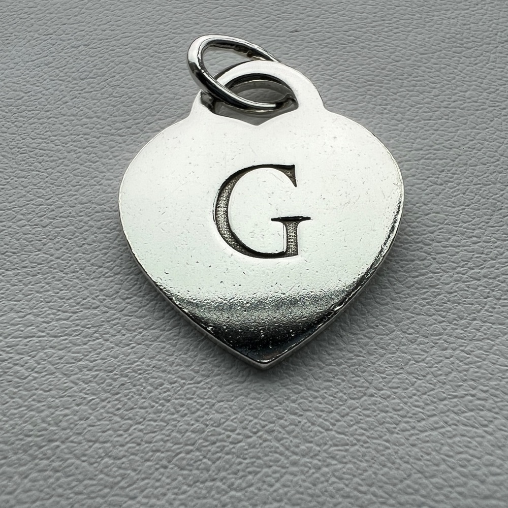 Letter G medium heart charm‎